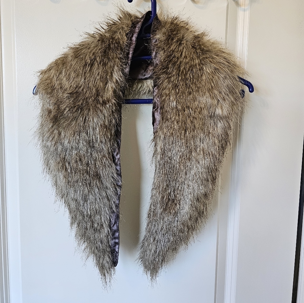 Faux fur collar with button holes
